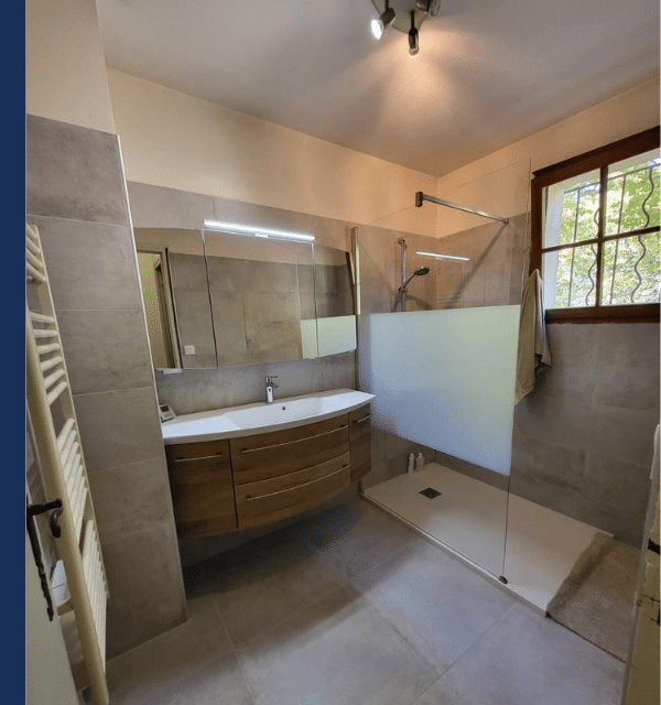 Salle de bain meuble arrondie et douche à l'italienne