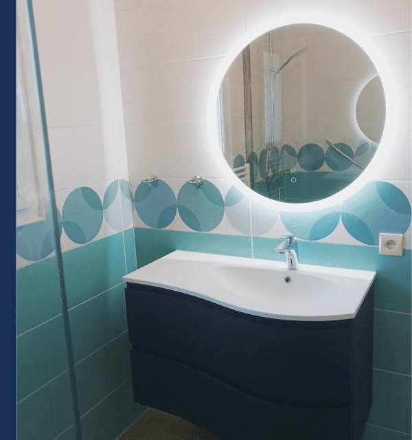 Salle de bain avec meuble vague